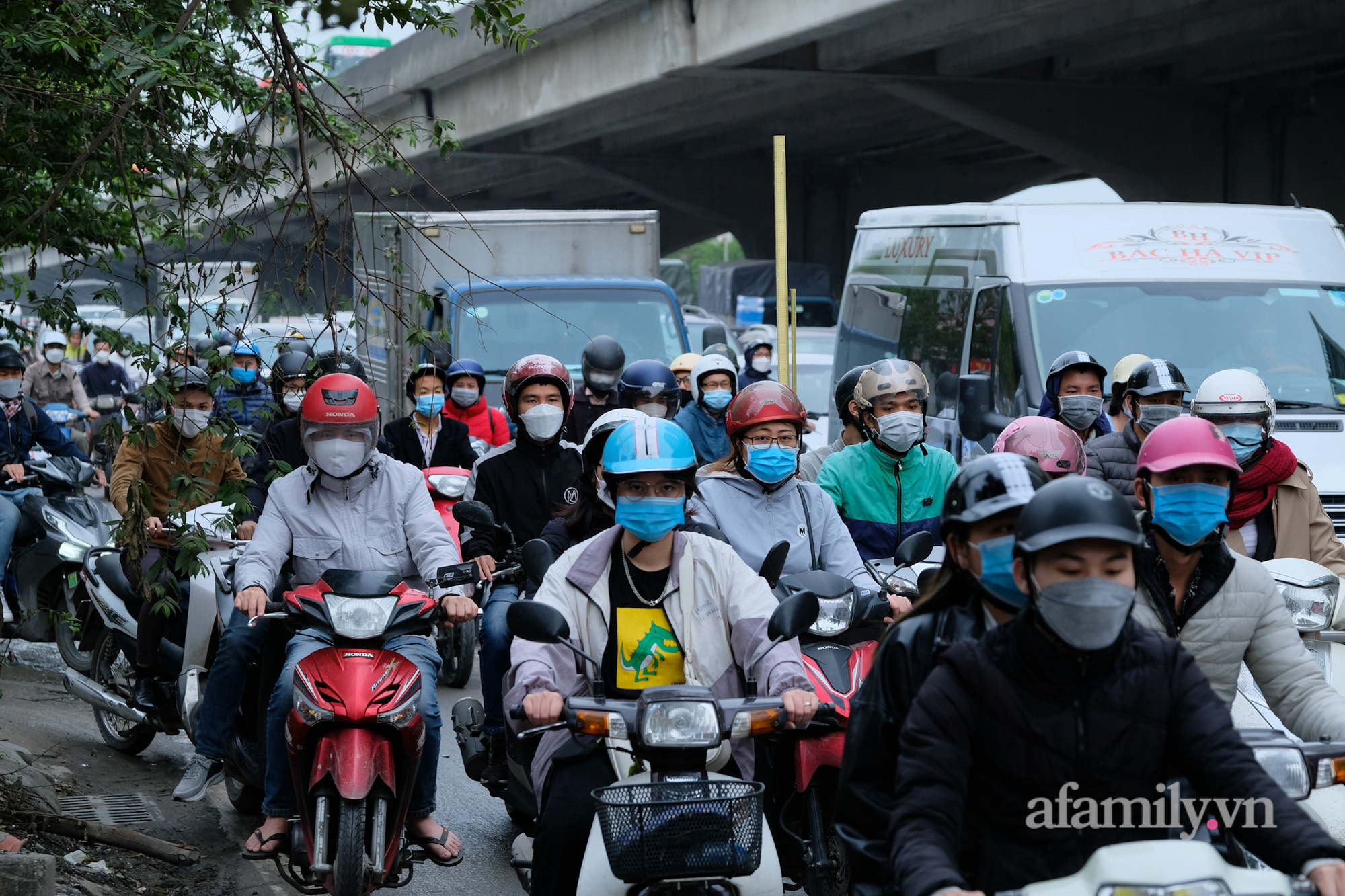 Ngày đầu tuần, &quot;đặc sản&quot; tắc đường quay lại Thủ đô, người dân phi lên vỉa hè để kịp giờ làm - Ảnh 7.