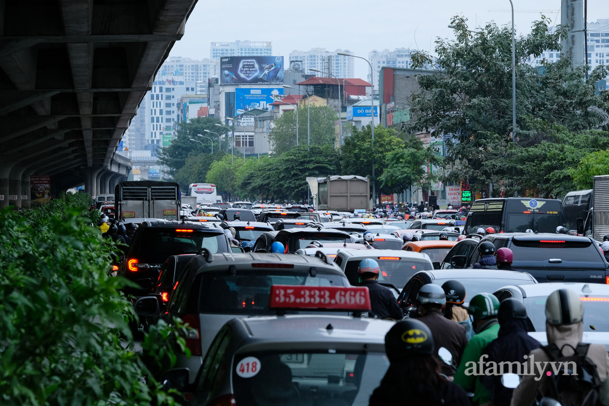 Ngày đầu tuần, &quot;đặc sản&quot; tắc đường quay lại Thủ đô, người dân phi lên vỉa hè để kịp giờ làm - Ảnh 9.