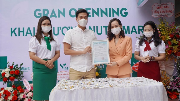 Doanh nhân Phạm Quang Trường - Nguyễn Thị Diễm Hằng mang Tết ấm đến cho hơn 4.000 trẻ em nghèo vùng cao - Ảnh 2.