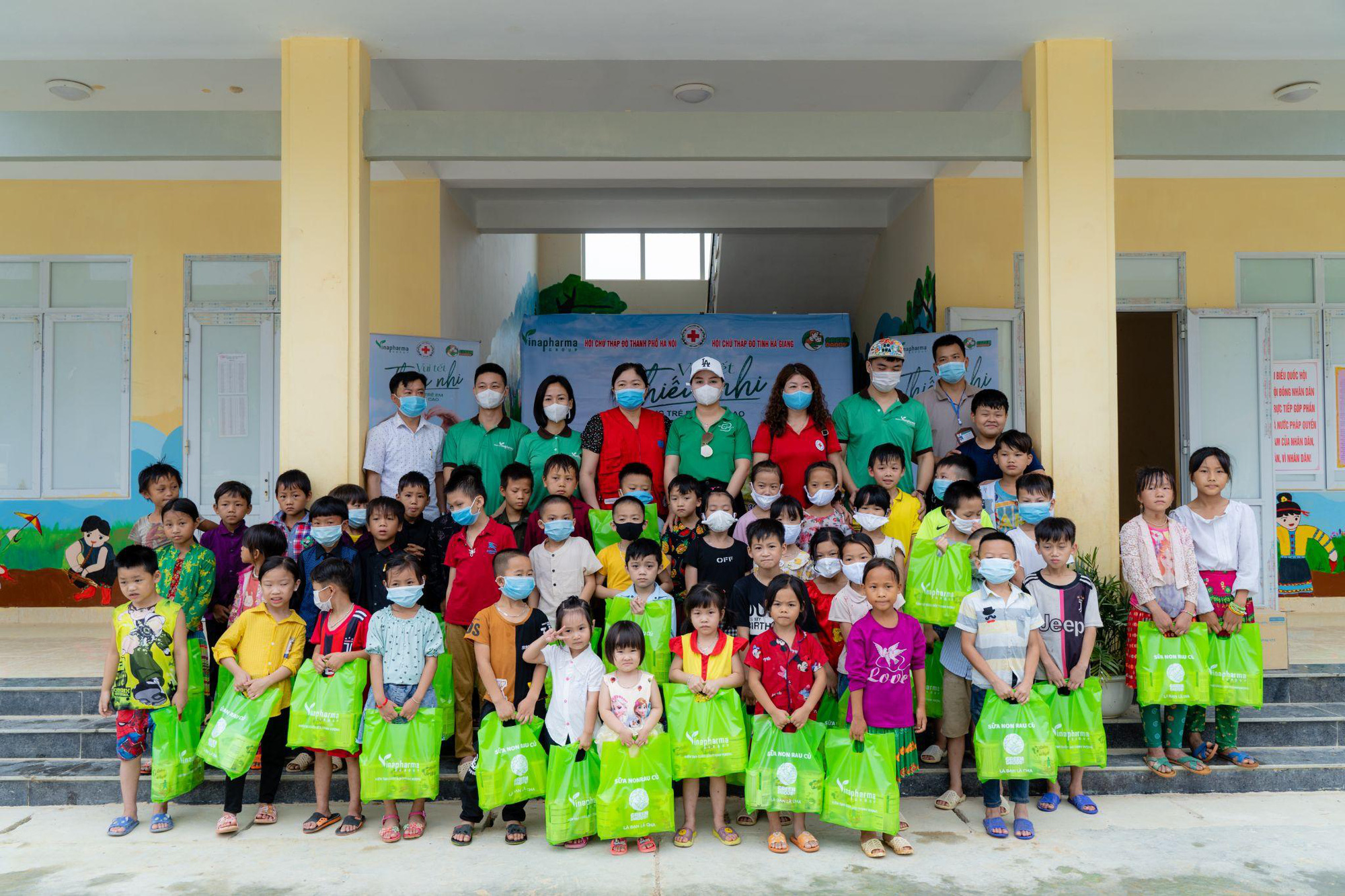 Doanh nhân Phạm Quang Trường - Nguyễn Thị Diễm Hằng mang Tết ấm đến cho hơn 4.000 trẻ em nghèo vùng cao - Ảnh 3.