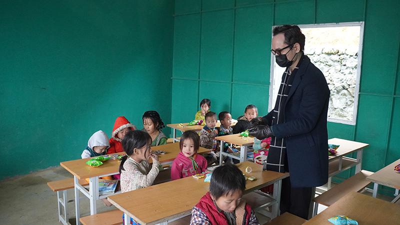 Doanh nhân Phạm Quang Trường - Nguyễn Thị Diễm Hằng mang Tết ấm đến cho hơn 4.000 trẻ em nghèo vùng cao - Ảnh 4.
