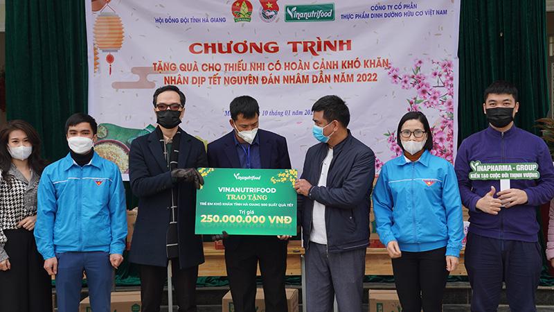 Doanh nhân Phạm Quang Trường - Nguyễn Thị Diễm Hằng mang Tết ấm đến cho hơn 4.000 trẻ em nghèo vùng cao - Ảnh 5.
