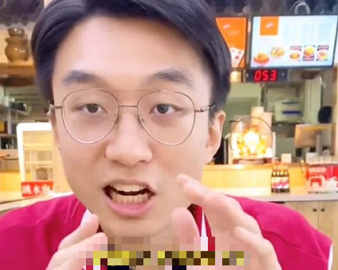 Nam sinh "đội sổ" bị mẹ ruột LỪA v&agrave;o Đại học danh gi&aacute; bậc nhất, m&atilde;i đến khi tốt nghiệp mới biết được SỰ THẬT: IQ phụ huynh qu&aacute; ĐỈNH - Ảnh 2.