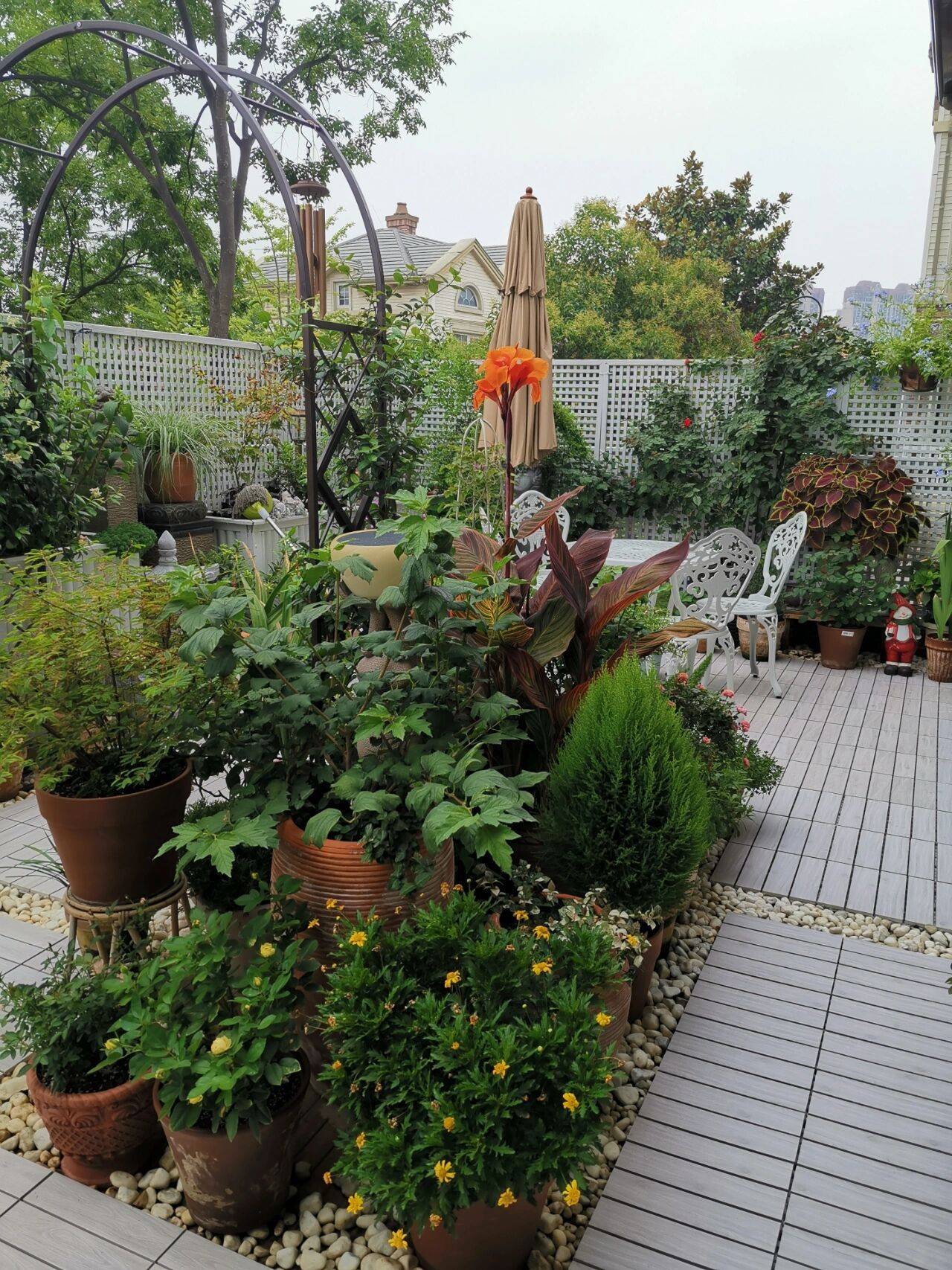 The 40m² terrace garden is hand-made by the city's mother from A to Z, making you watch from dawn to late at night and never get bored - Photo 5.