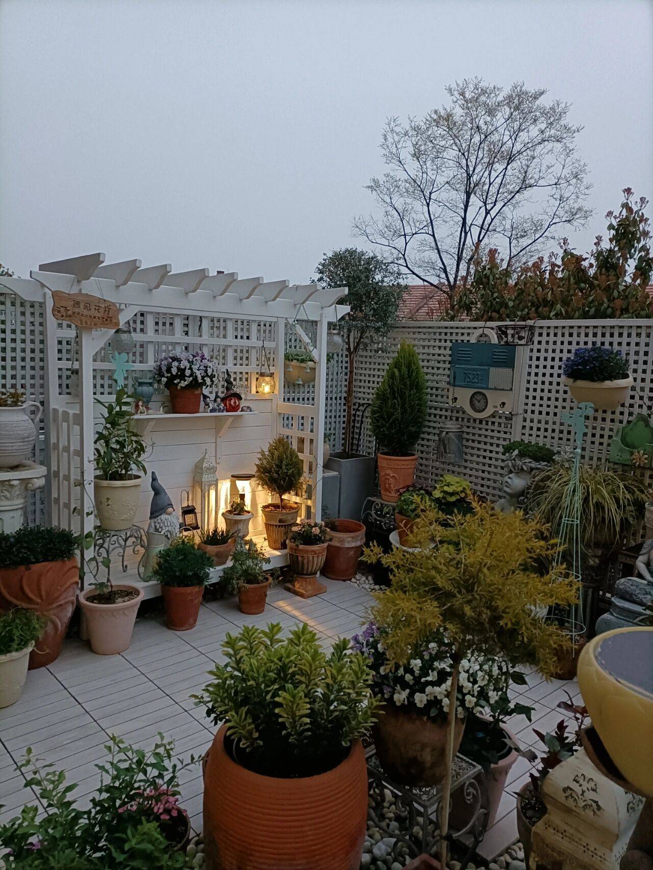 The 40m² terrace garden is hand-made by the city's mother from A to Z, making you watch from dawn to late at night and never get bored - Photo 17.