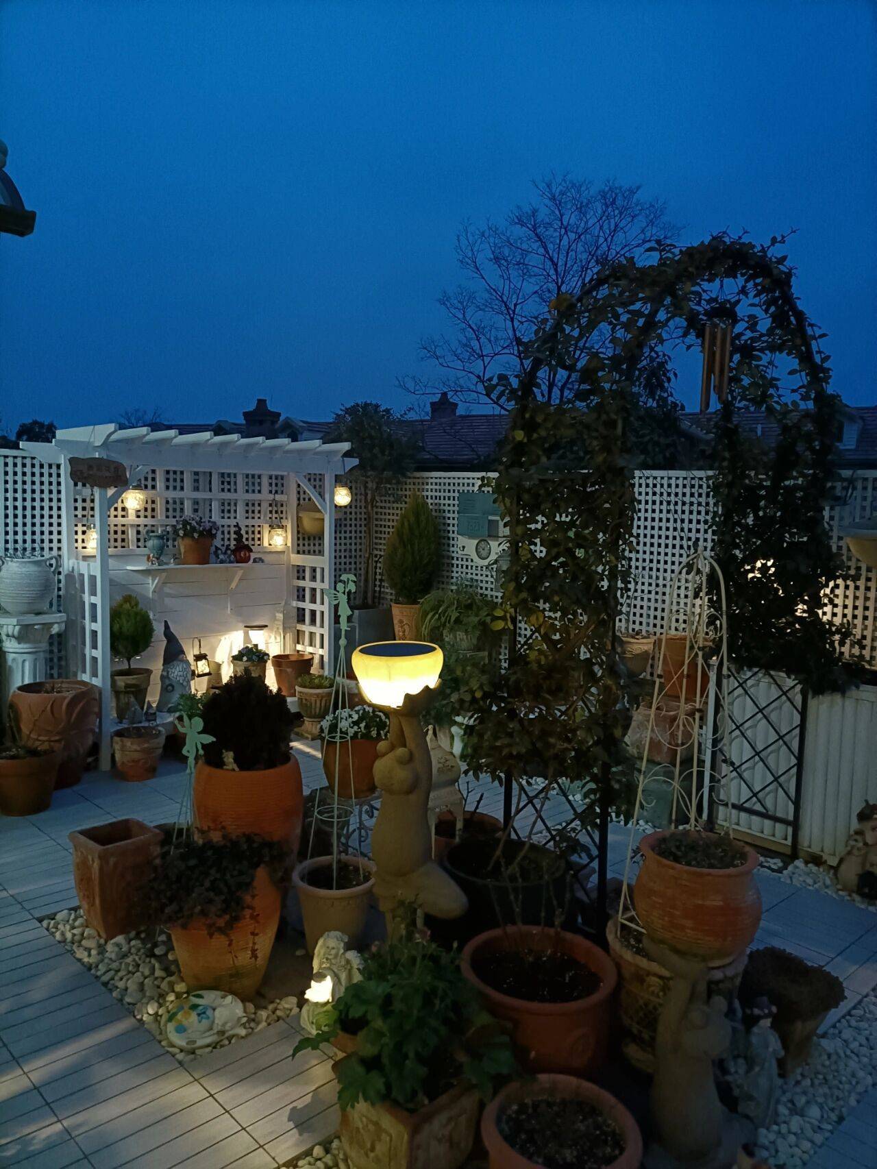 The 40m² terrace garden is hand-made by the city's mother from A to Z, making you not tired of watching from dawn to late at night - Photo 19.
