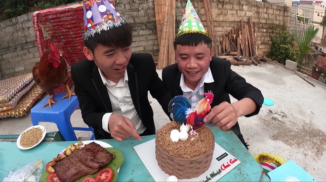 Hết nấu cháo gà nguyên lông, Hưng Vlog lại quay ra... tổ chức sinh nhật cho gà, netizen ngán ngẩm: "Đúng là hết trò" - Ảnh 3.