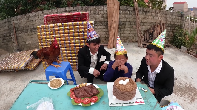 Hết nấu cháo gà nguyên lông, Hưng Vlog lại quay ra... tổ chức sinh nhật cho gà, netizen ngán ngẩm: "Đúng là hết trò" - Ảnh 3.