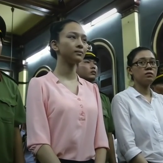 The breaking moment when Miss Phuong Nga and Thuy Dung were released on bail were suddenly 