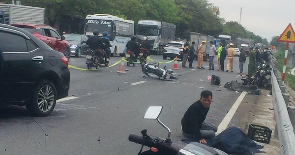 Car hit 3 motorbikes in the opposite direction, 1 person was thrown into the ditch and died - Photo 1.