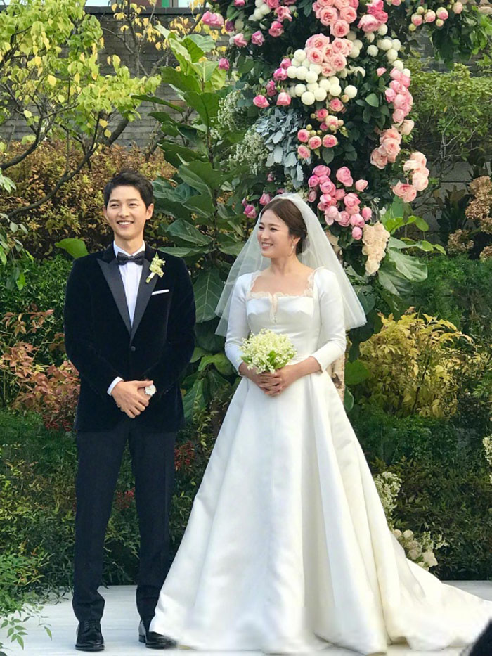 11 bộ váy cưới mang tính biểu tượng của mỹ nhân Hàn Son Ye Jin chịu chơi Park  Shin Hye cũng không kém cạnh
