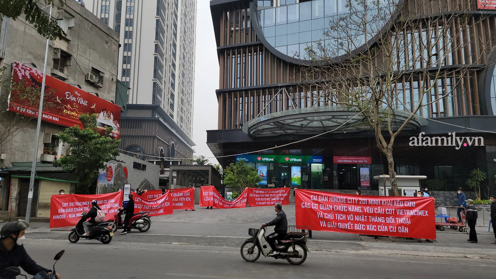 Băng rôn đỏ rực chung cư: Luật sư phân tích hành vi &quot;lừa dối khách hàng&quot; - Ảnh 1.