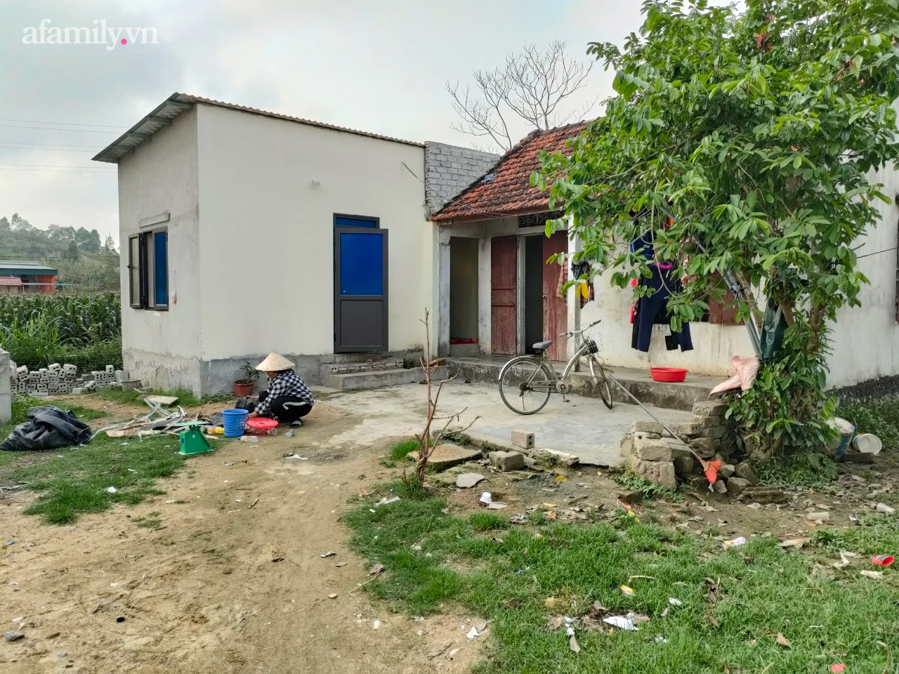 Cậu bé 7 tuổi bị cha chối bỏ vì sinh ra không có hậu môn, thiểu năng trí tuệ - Ảnh 3. Cậu bé 7 tuổi bị cha chối bỏ vì sinh ra không có hậu môn, thiểu năng trí tuệ - Ảnh 3.