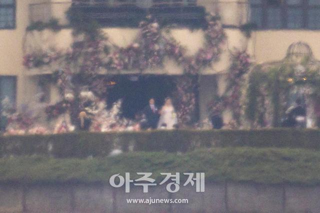 HOT: Rò rỉ hình ảnh Hyun Bin nắm tay Son Ye Jin bước vào lễ đường - Ảnh 2.