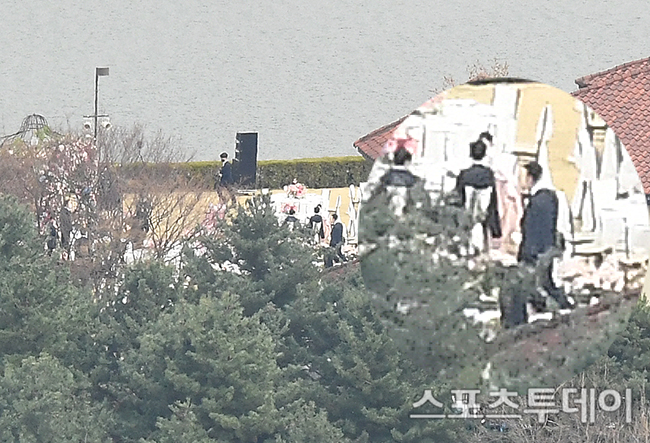 HOT: Rò rỉ hình ảnh Hyun Bin nắm tay Son Ye Jin bước vào lễ đường - Ảnh 3.
