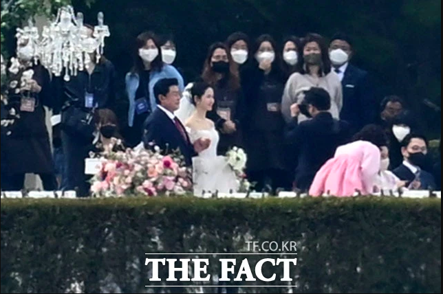 Tổng hợp những khoảnh khắc mặc váy cưới của &quot;chị đẹp&quot; Son Ye Jin tại đám cưới thế kỷ - Ảnh 3.