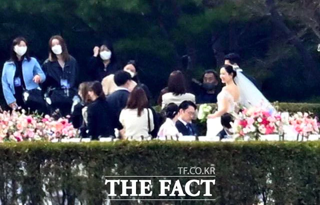 Tổng hợp những khoảnh khắc mặc váy cưới của &quot;chị đẹp&quot; Son Ye Jin tại đám cưới thế kỷ - Ảnh 5.