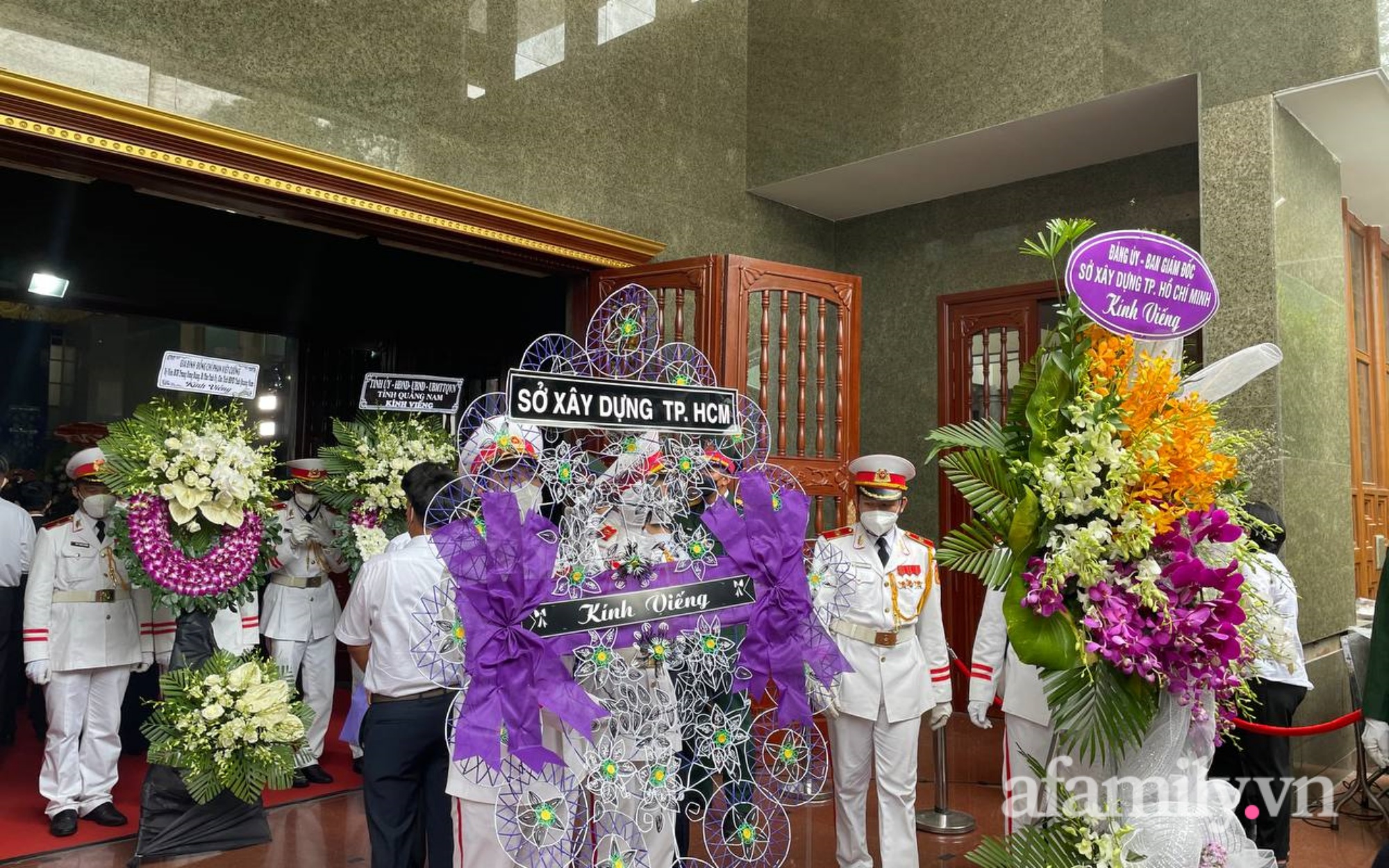 Lễ viếng Phó Chủ tịch UBND TP.HCM Lê Hòa Bình: Lãnh đạo thành phố rơi nước mắt, người nhà thất thần trước mất mát quá lớn - Ảnh 5.