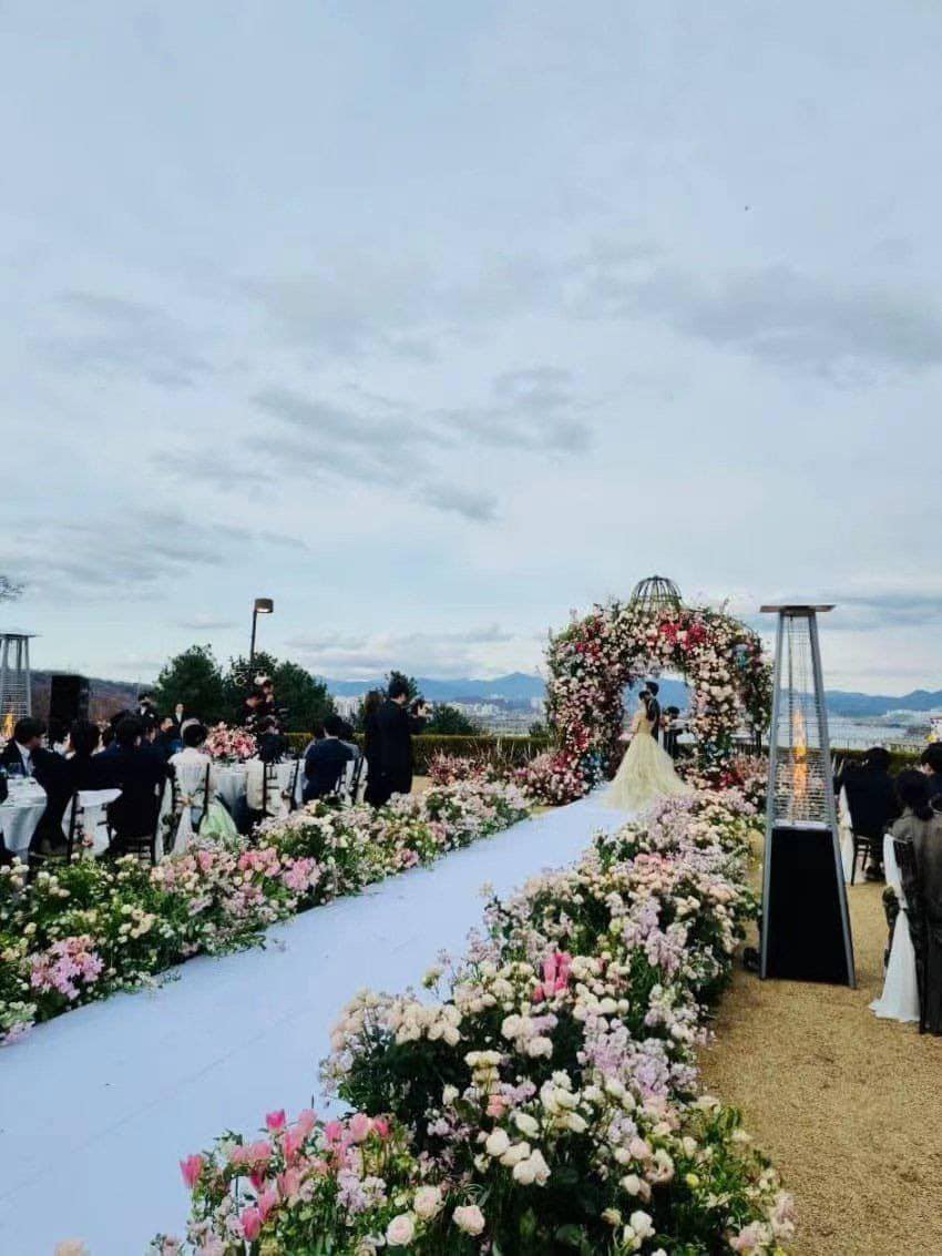 Tổng hợp những khoảnh khắc mặc váy cưới của &quot;chị đẹp&quot; Son Ye Jin tại đám cưới thế kỷ - Ảnh 8.