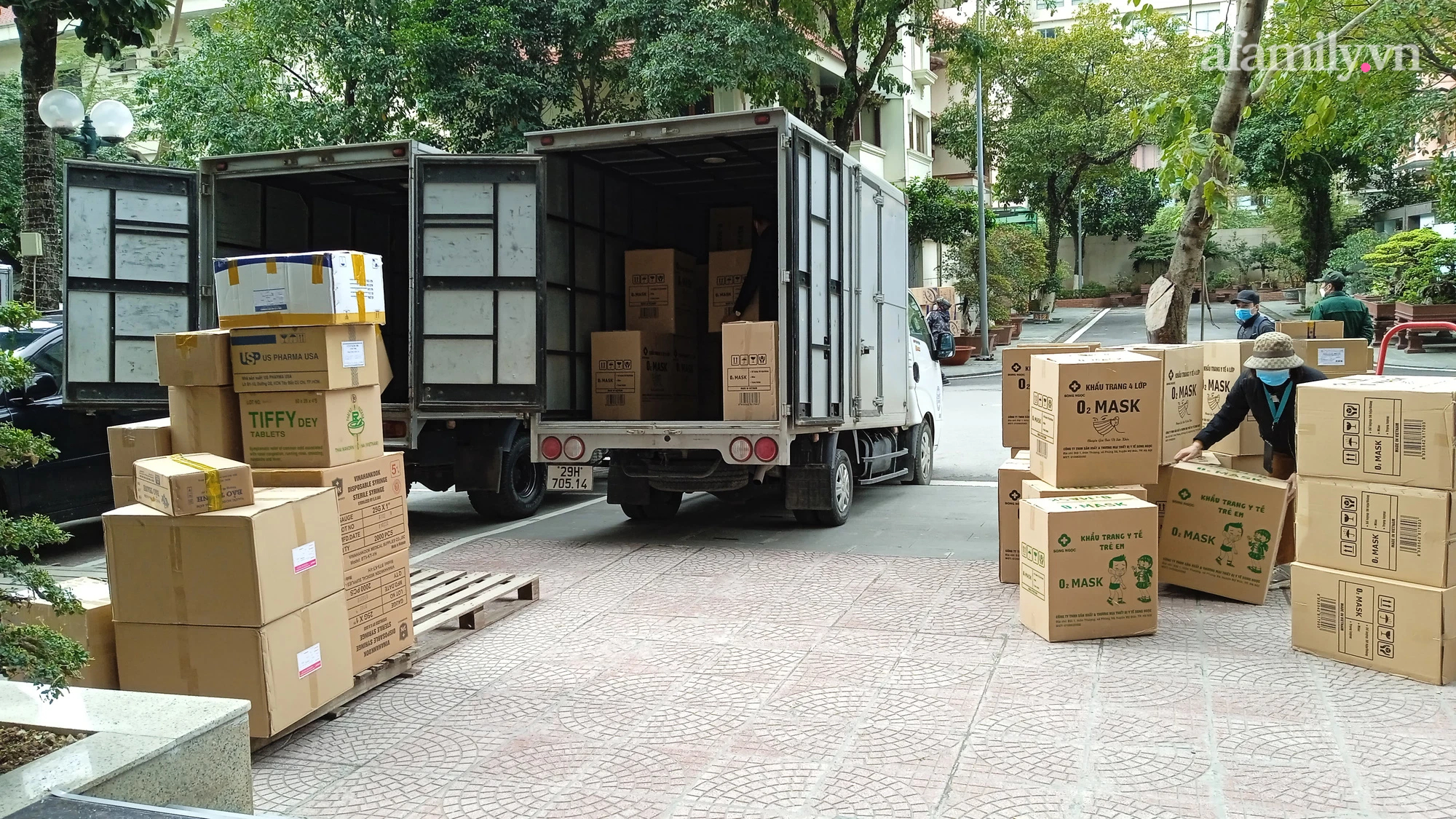 Rất nhiều những chuyến xe ra vào chợ thuốc Rất nhiều những chuyến xe ra vào chợ thuốc