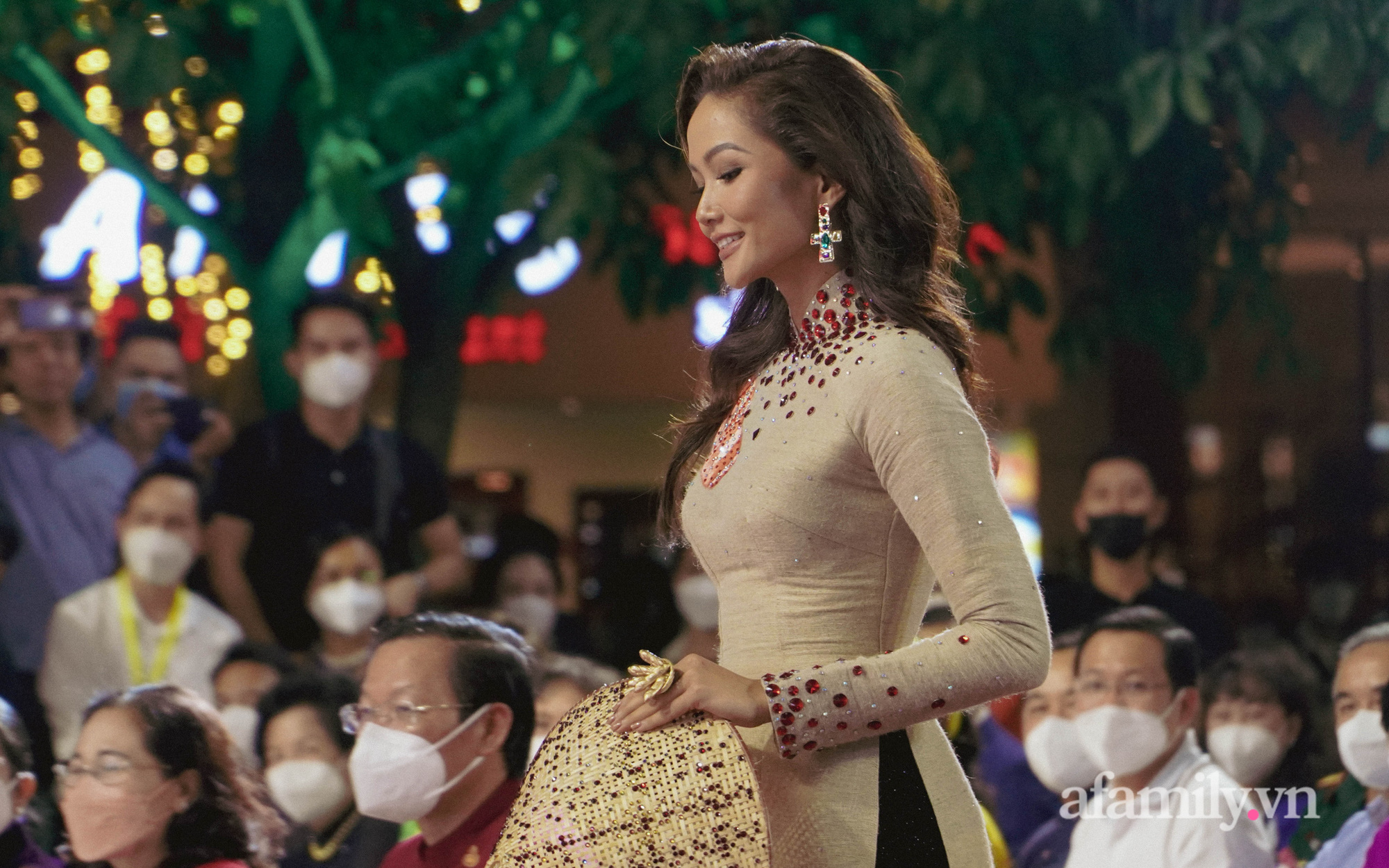 Hoa hậu H’Hen Niê, Á hậu Kim Duyên, Phương Mỹ Chi tỏa sáng trong đêm khai mạc lễ hội áo dài TP.HCM 2022 - Ảnh 1.