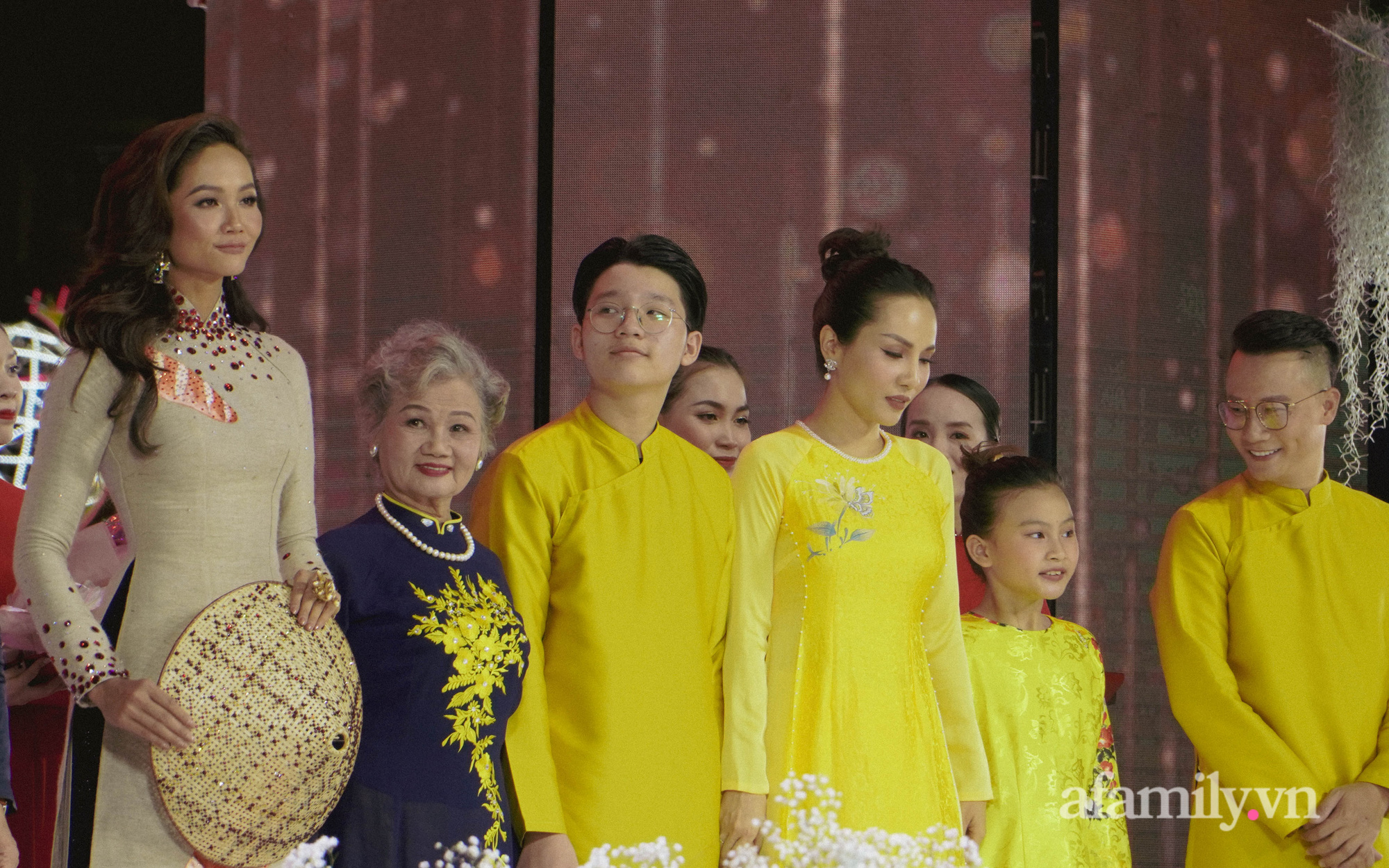 Hoa hậu H’Hen Niê, Á hậu Kim Duyên, Phương Mỹ Chi tỏa sáng trong đêm khai mạc lễ hội áo dài TP.HCM 2022 - Ảnh 3.