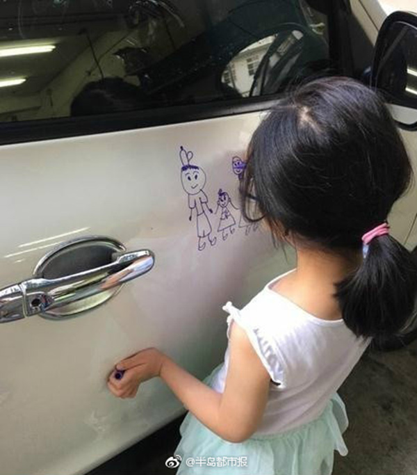 Con gái mẫu giáo lấy bút vẽ bậy lên xe ô tô khiến bố tức điên