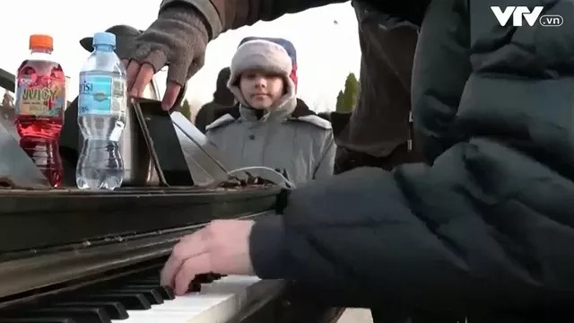 Âm nhạc hỗ trợ tinh thần người dân sơ tán khỏi Ukraine - Ảnh 1.