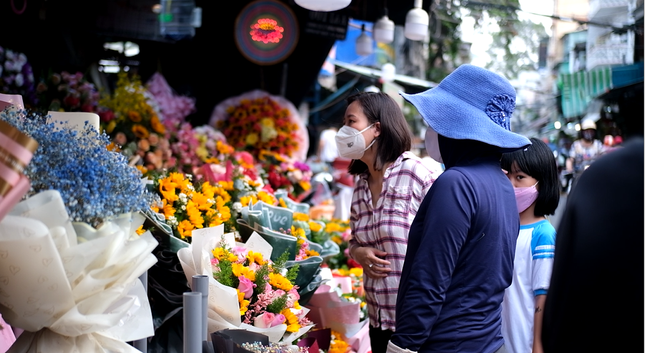 Cận kề ngày 8/3: Giá hoa tươi tăng mạnh, cành hoa hồng in chữ độc lạ hút khách - Ảnh 1.