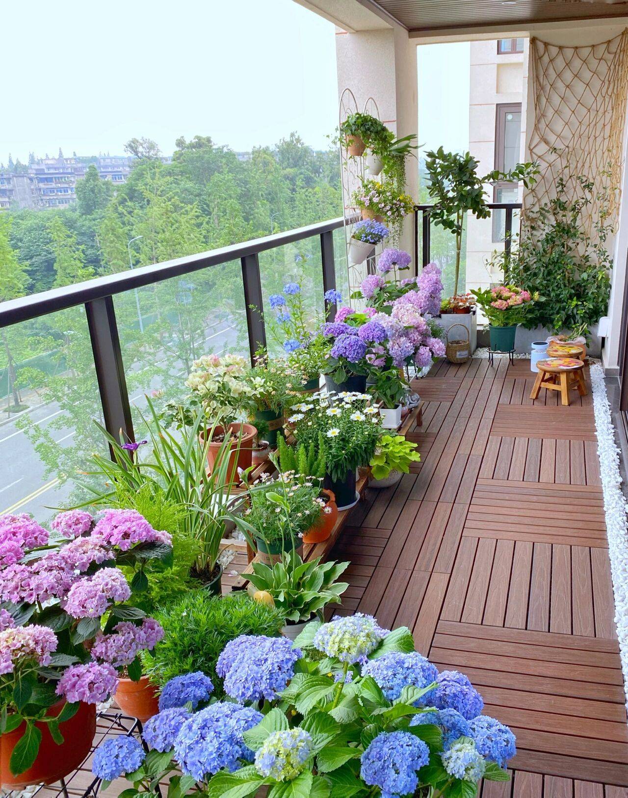 The balcony garden is only a few square meters but makes passersby look back - Photo 4.