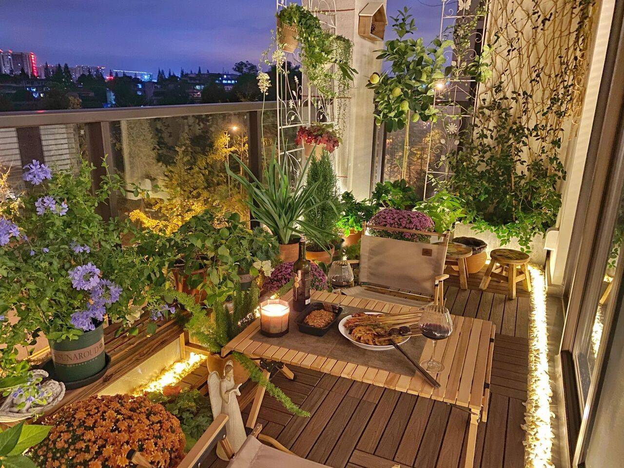 The balcony garden is only a few square meters but makes passersby look back - Photo 3.