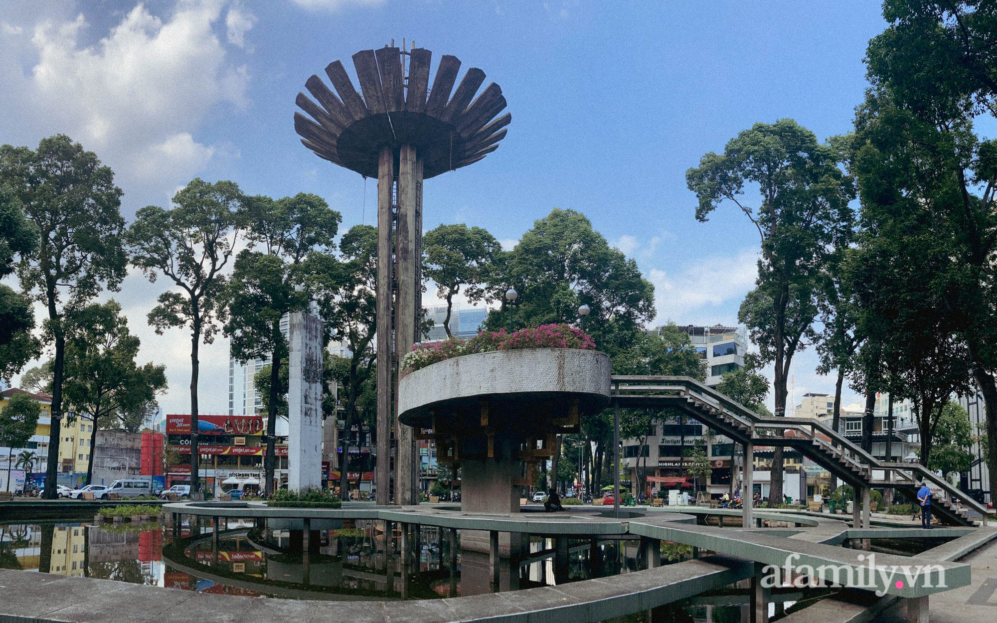Ngắm chợ Bến Thành, hồ Con Rùa – biểu tượng trăm tuổi của Sài Gòn trước khi &quot;thay áo&quot; mới - Ảnh 6.