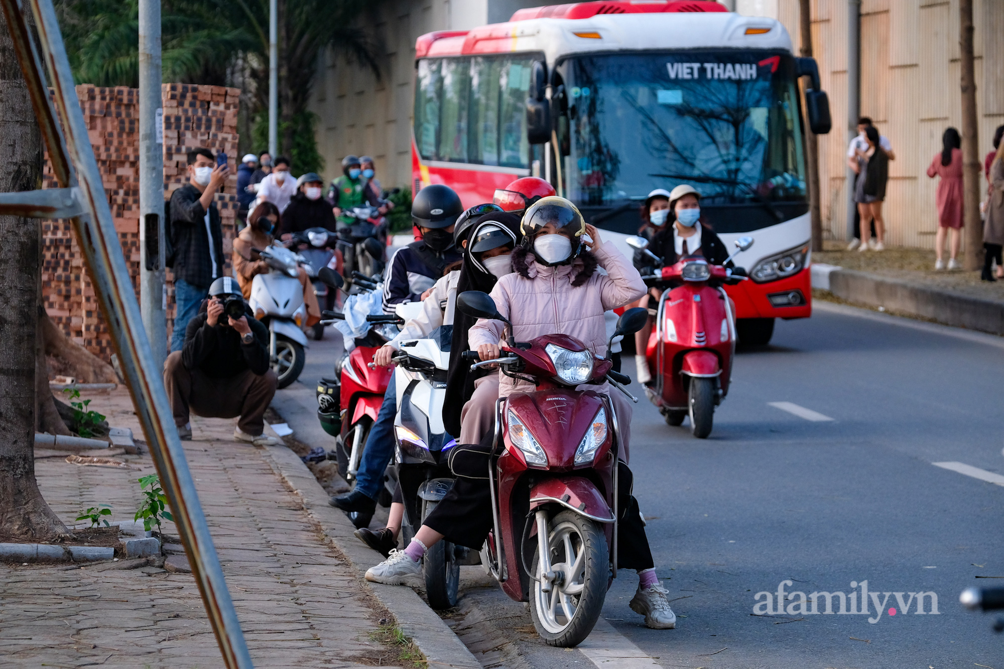 Giới trẻ đổ xô check-in hàng cây bàng hot nhất Hà Nội, gây mất an toàn giao thông - Ảnh 7.