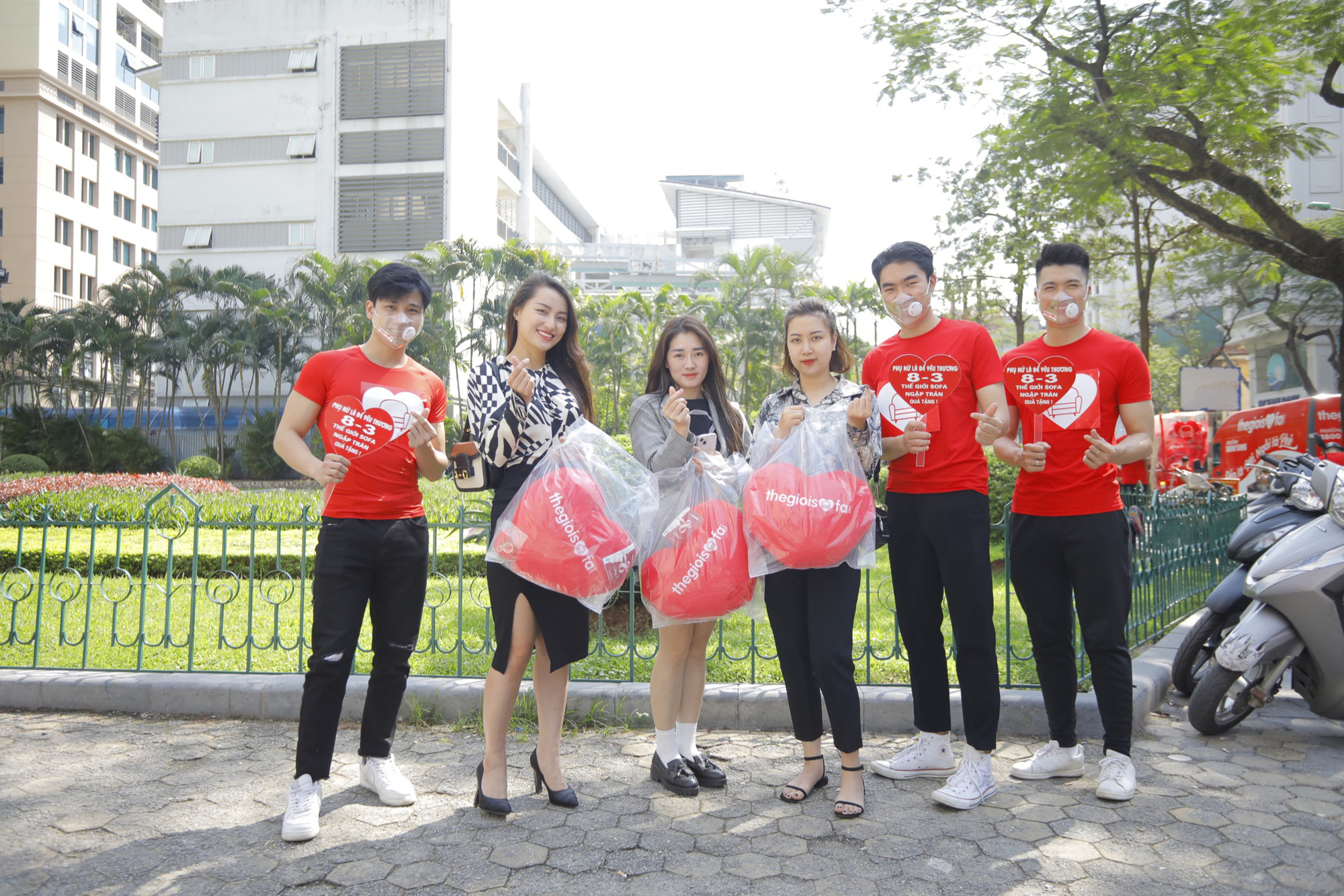 Dàn “soái ca” với chiến dịch tặng quà làm phái đẹp khắp Hà Nội ấm lòng - Ảnh 1. Dàn “soái ca” với chiến dịch tặng quà làm phái đẹp khắp Hà Nội ấm lòng - Ảnh 1.