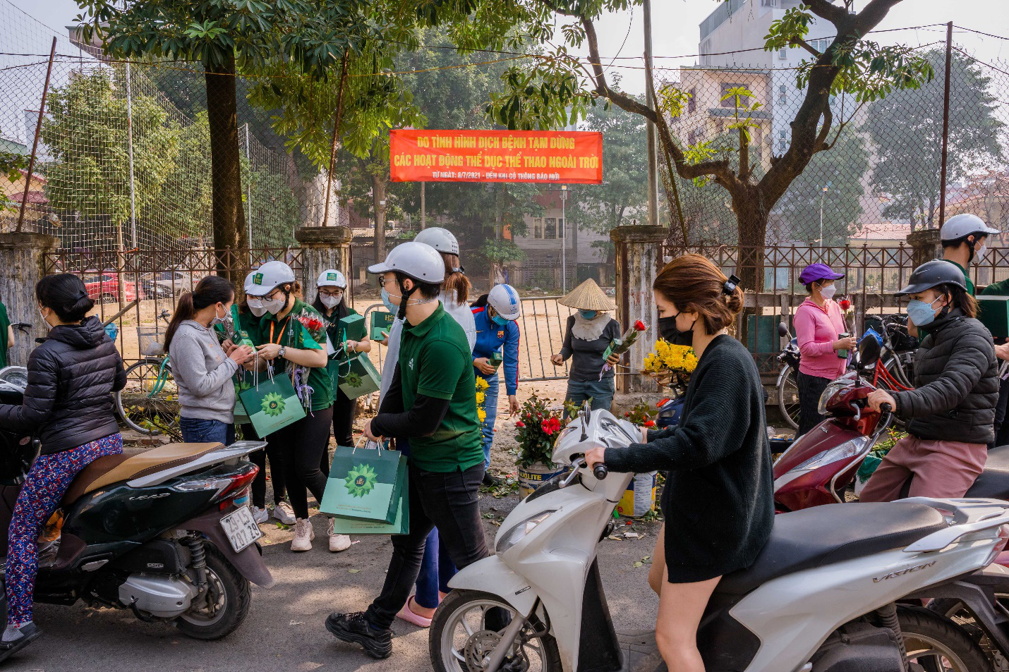 Những &ldquo;nh&acirc;n vật quyền lực&rdquo; được Dược phẩm Ho&agrave;ng Hường gửi tặng h&agrave;ng ngh&igrave;n b&ocirc;ng hoa trong ng&agrave;y Quốc tế Phụ Nữ l&agrave; ai? - Ảnh 1.