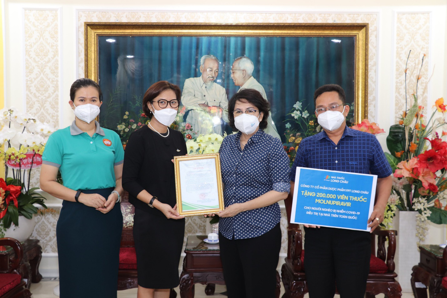 200.000 viên thuốc điều trị Covid sẽ được FPT Long Châu trao tặng miễn phí tới hộ nghèo - Ảnh 1. 200.000 viên thuốc điều trị Covid sẽ được FPT Long Châu trao tặng miễn phí tới hộ nghèo - Ảnh 1.