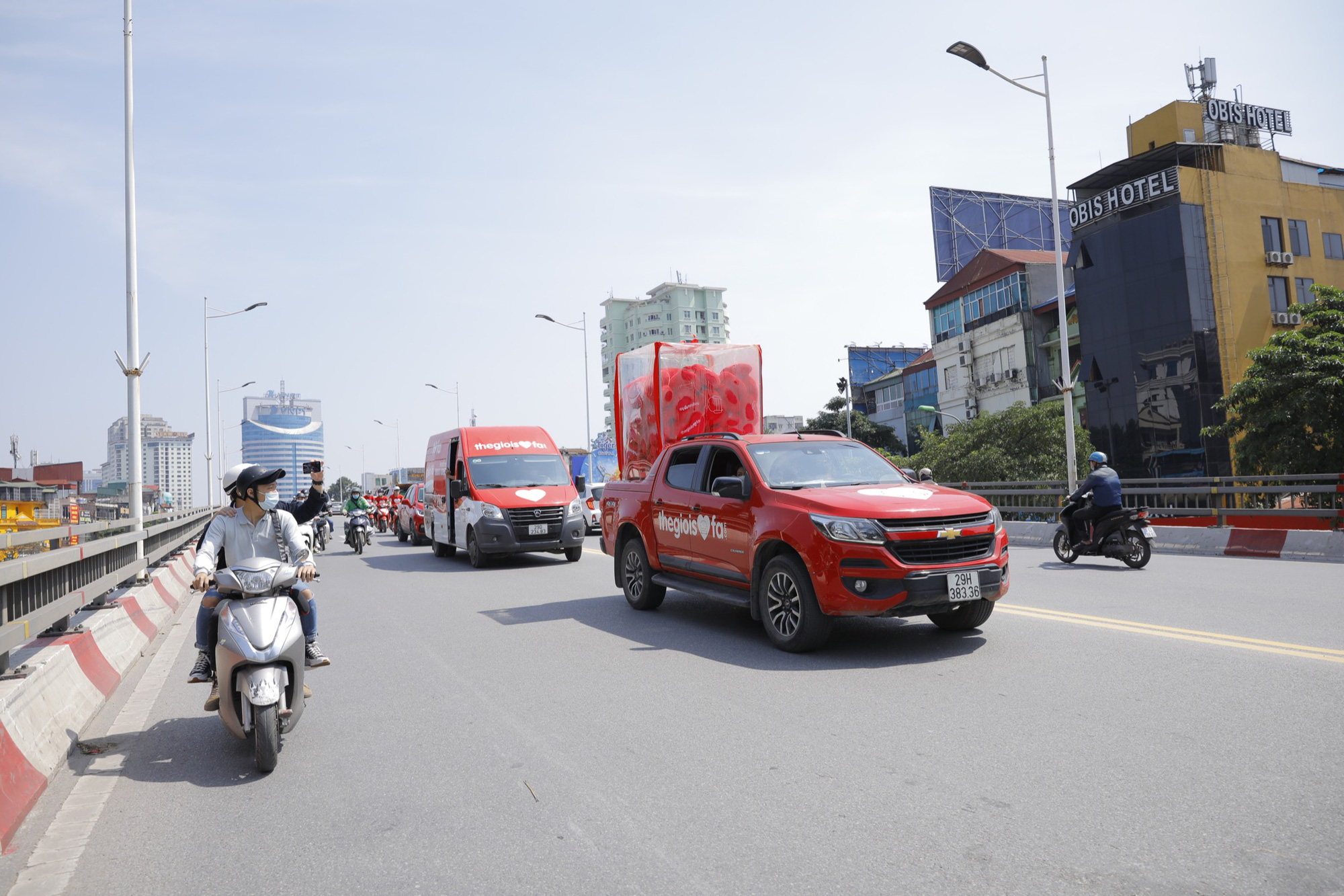 Dàn “soái ca” với chiến dịch tặng quà làm phái đẹp khắp Hà Nội ấm lòng - Ảnh 3. Dàn “soái ca” với chiến dịch tặng quà làm phái đẹp khắp Hà Nội ấm lòng - Ảnh 3.