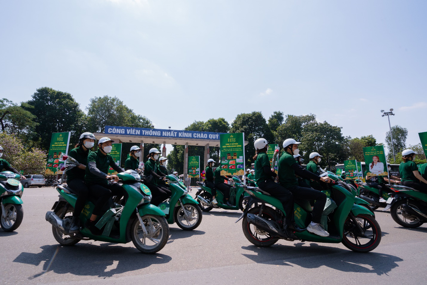 Những &ldquo;nh&acirc;n vật quyền lực&rdquo; được Dược phẩm Ho&agrave;ng Hường gửi tặng h&agrave;ng ngh&igrave;n b&ocirc;ng hoa trong ng&agrave;y Quốc tế Phụ Nữ l&agrave; ai? - Ảnh 3.