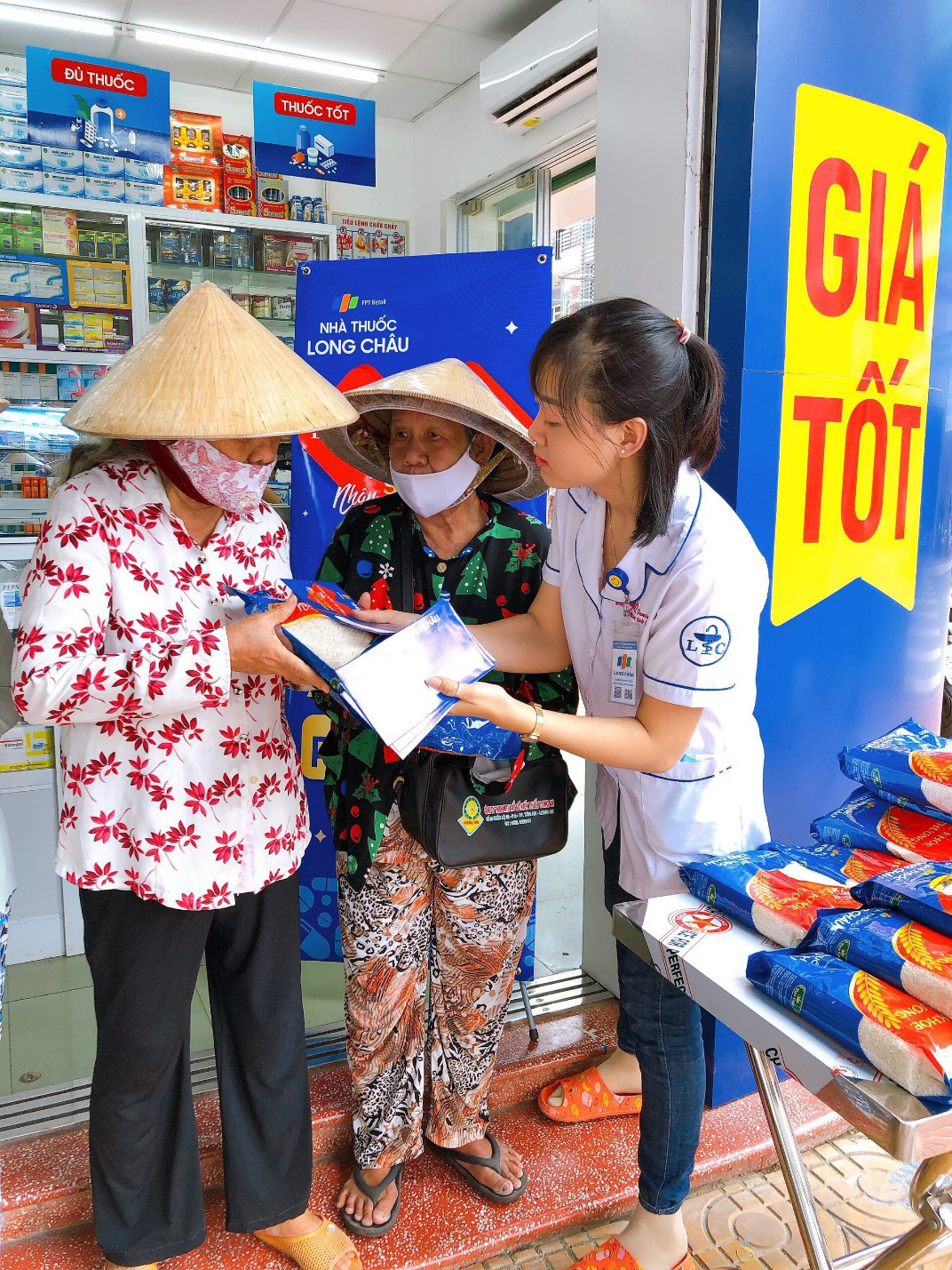 200.000 viên thuốc điều trị Covid sẽ được FPT Long Châu trao tặng miễn phí tới hộ nghèo - Ảnh 3. 200.000 viên thuốc điều trị Covid sẽ được FPT Long Châu trao tặng miễn phí tới hộ nghèo - Ảnh 3.