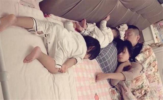 What is the sleeping position of this family of 4 children that makes netizens tease: Parents are true love, children are just accidents - Photo 2.