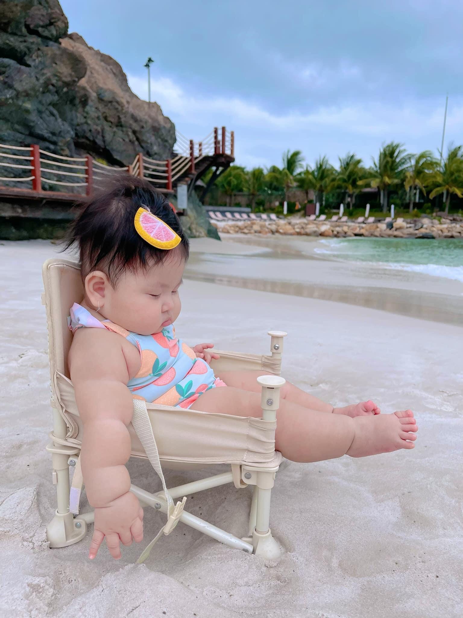 While swimming, sleepiness came suddenly, a 7-month-old baby made netizens feverish when he fell asleep on the beach of Nha Trang - Photo 3.