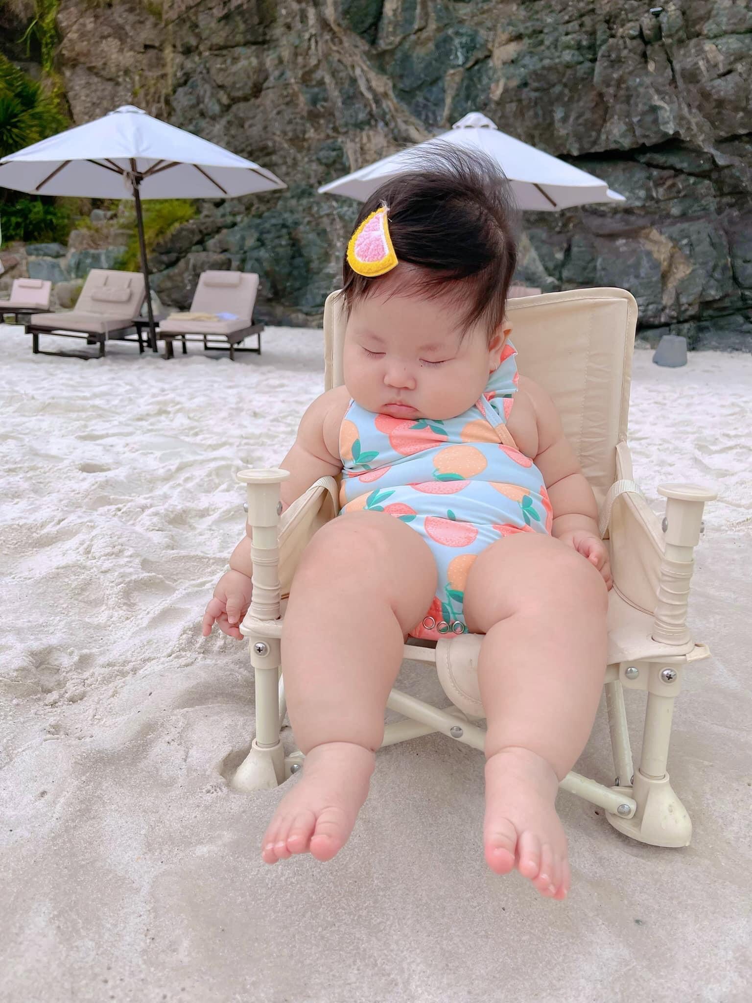 While swimming, sleepiness came suddenly, a 7-month-old baby caused netizens to have a fever when he fell asleep on the beach of Nha Trang - Photo 4.