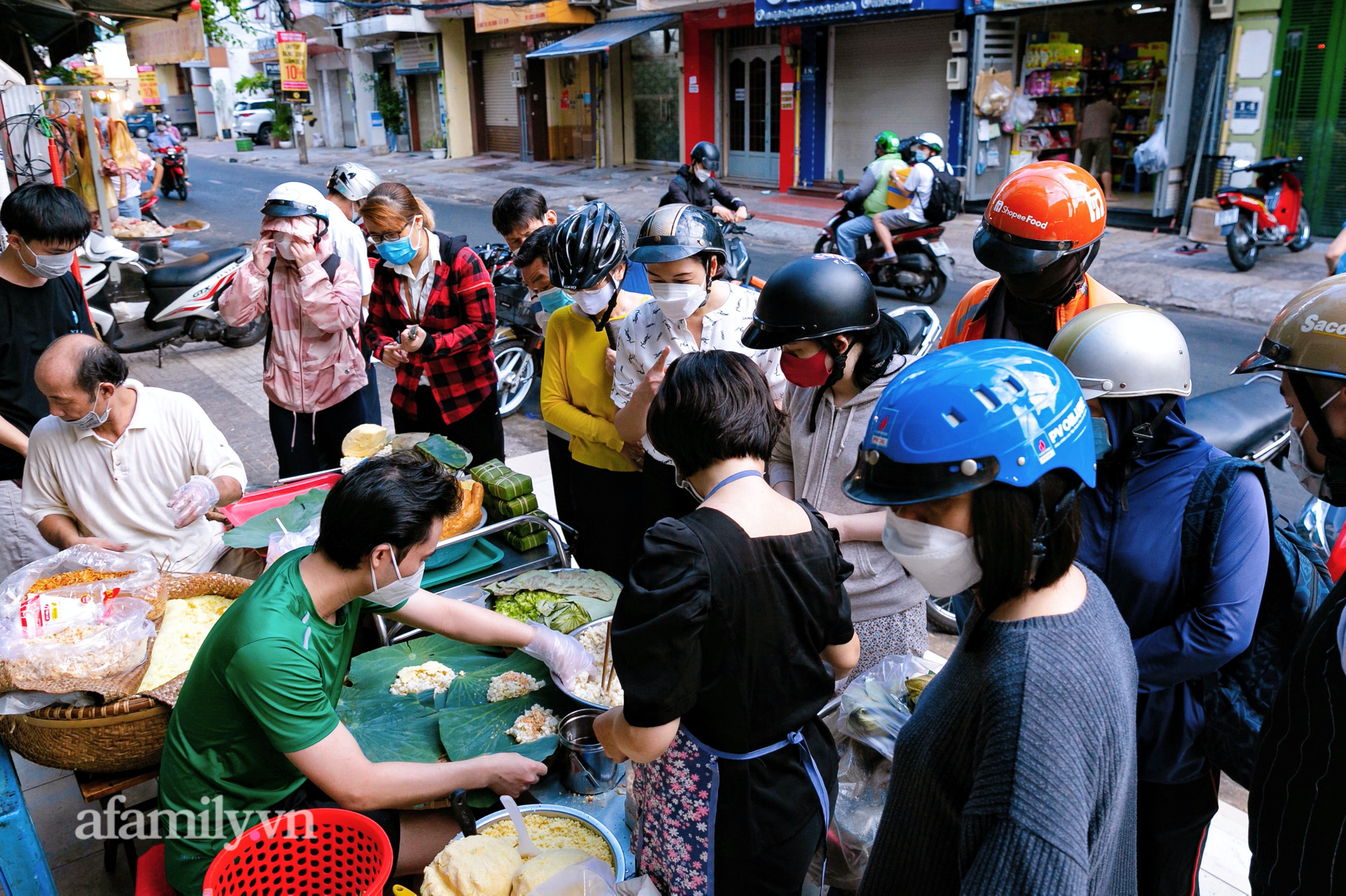 Hàng xôi bọc lá sen tươi đậm chất Bắc giữa lòng Sài Gòn, chỉ bán 2 tiếng mỗi ngày vì quá đông, khiến &quot;cậu cả&quot; chọn bỏ đại học để nổi nghiệp gia đình - Ảnh 12.