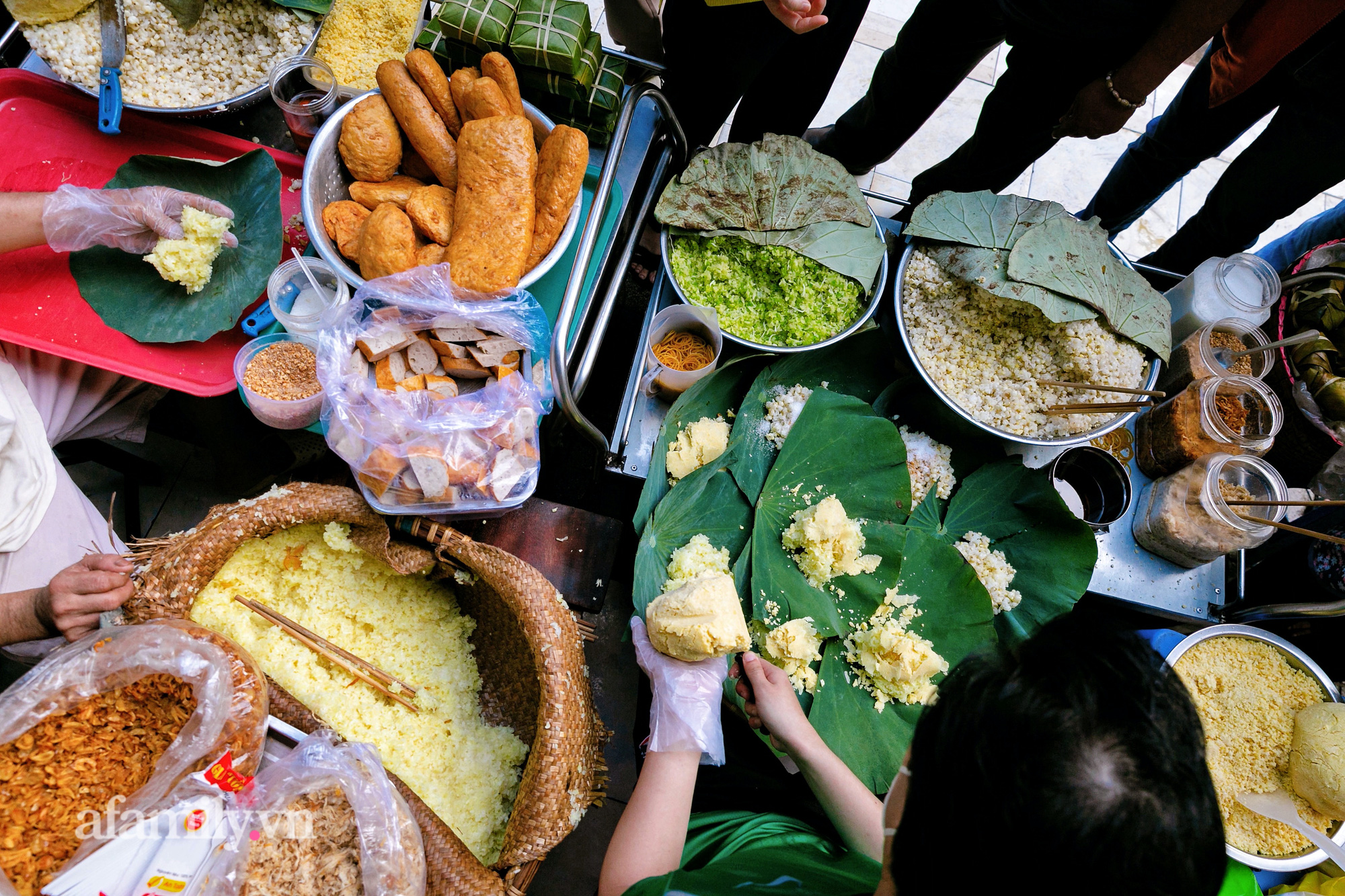 Hàng xôi bọc lá sen tươi đậm chất Bắc giữa lòng Sài Gòn, chỉ bán 2 tiếng mỗi ngày vì quá đông, khiến &quot;cậu cả&quot; chọn bỏ đại học để nổi nghiệp gia đình - Ảnh 5.