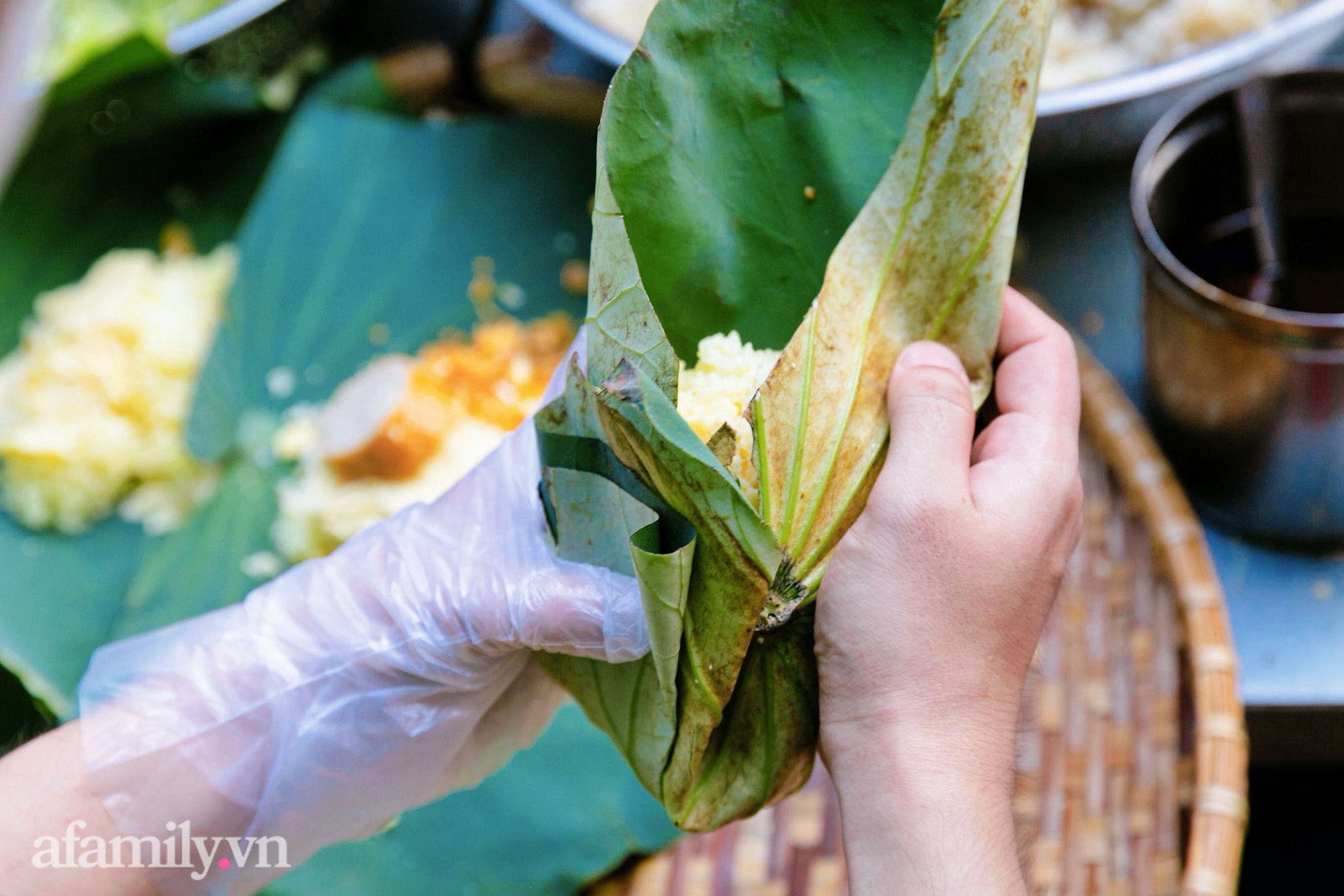 Hàng xôi bọc lá sen tươi đậm chất Bắc giữa lòng Sài Gòn, chỉ bán 2 tiếng mỗi ngày vì quá đông, khiến cậu cả bỏ đại học để nối nghiệp gia đình - Ảnh 23.