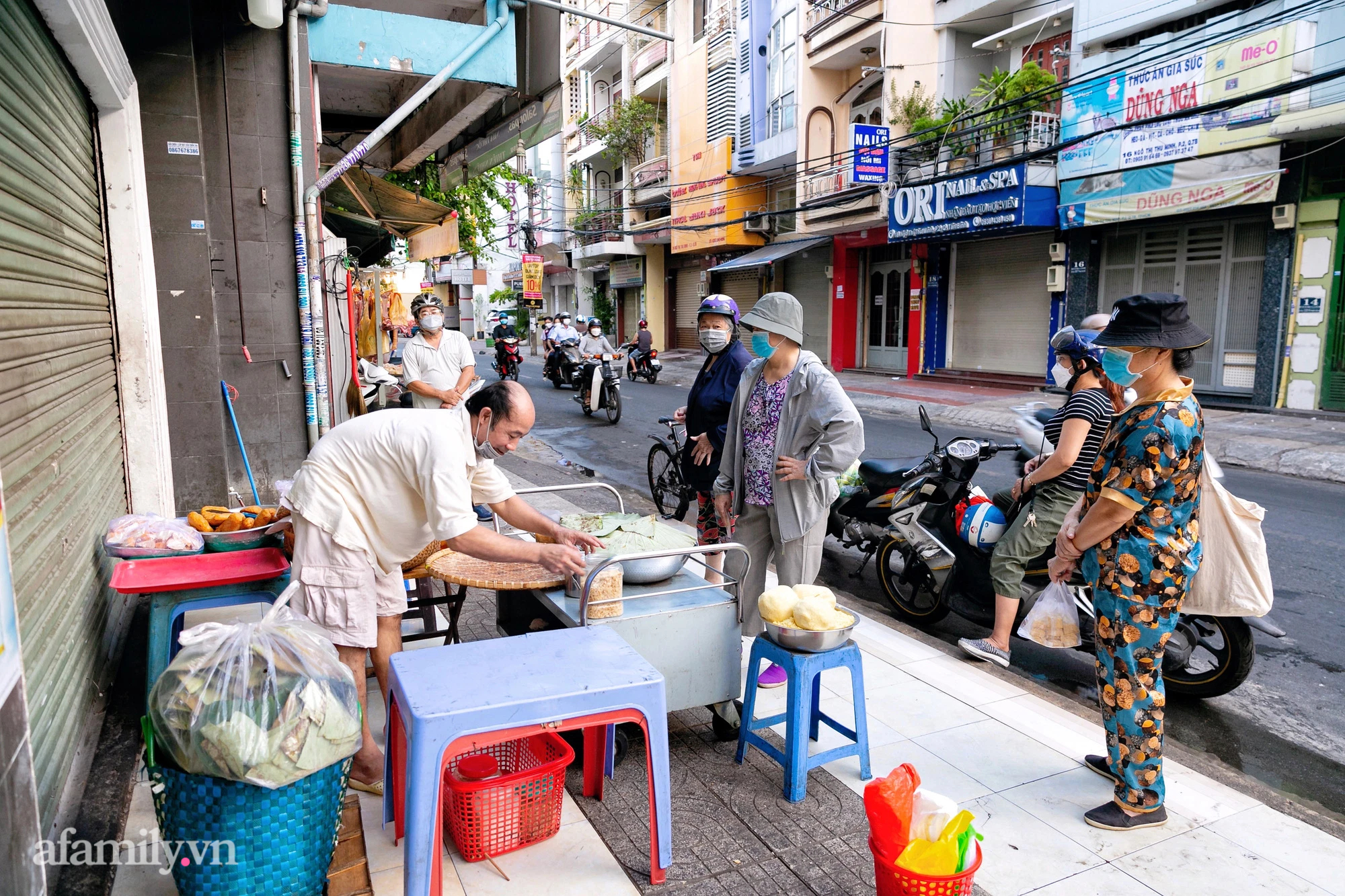 Hàng xôi bọc lá sen tươi đậm chất Bắc giữa lòng Sài Gòn, chỉ bán 2 tiếng mỗi ngày vì quá đông, khiến &quot;cậu cả&quot; bỏ đại học để nối nghiệp gia đình - Ảnh 2.