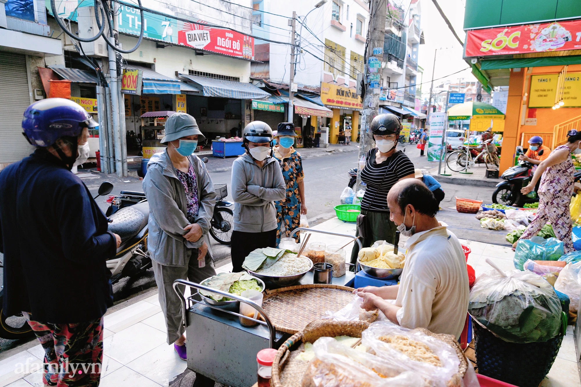 Hàng xôi bọc lá sen tươi đậm chất Bắc giữa lòng Sài Gòn, chỉ bán 2 tiếng mỗi ngày vì quá đông, khiến &quot;cậu cả&quot; bỏ đại học để nối nghiệp gia đình - Ảnh 3.