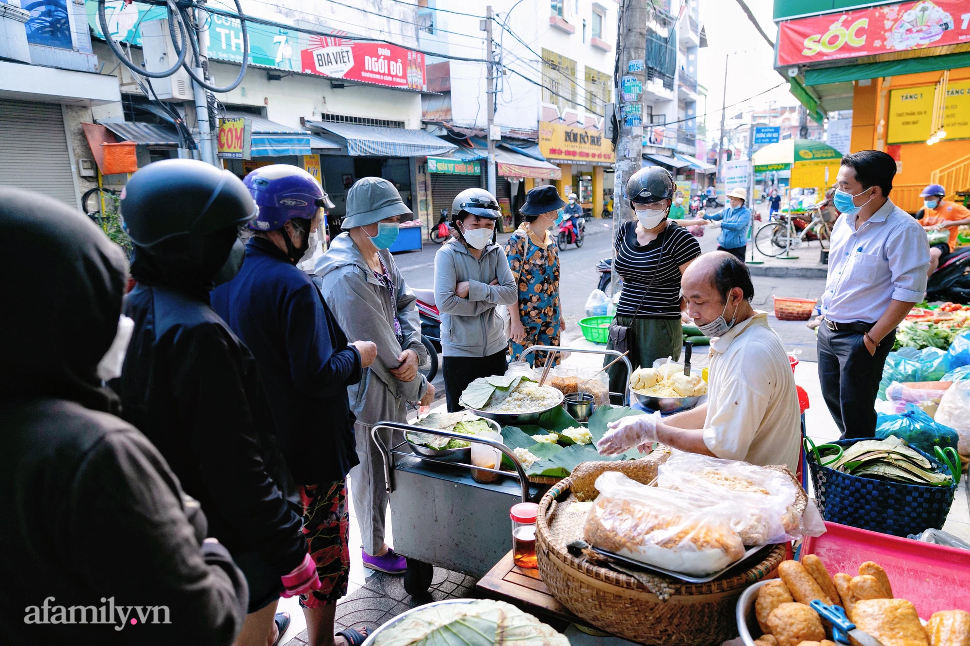 Hàng xôi bọc lá sen tươi đậm chất Bắc giữa lòng Sài Gòn, chỉ bán 2 tiếng mỗi ngày vì quá đông, khiến &quot;cậu cả&quot; bỏ đại học để nối nghiệp gia đình - Ảnh 4.