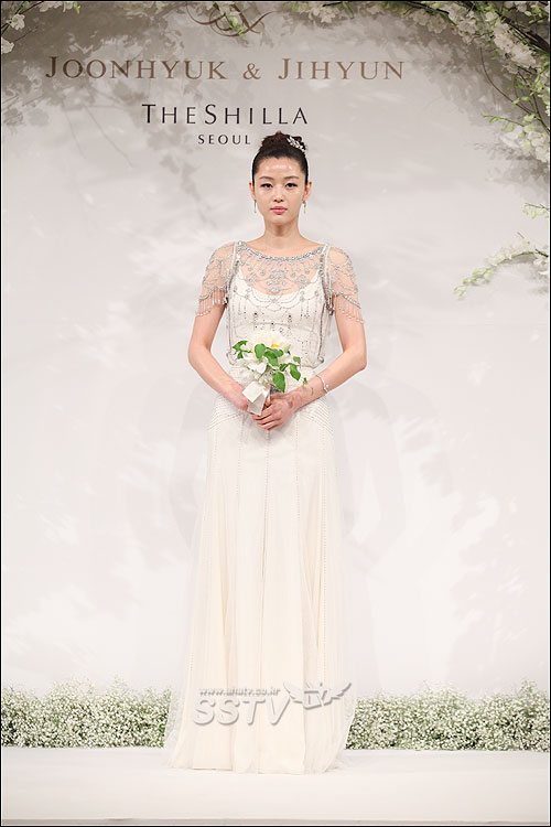 So kè váy cưới tứ đại mỹ nhân Hàn: Song Hye Kyo thất thế dù chơi lớn, Son Ye Jin đẹp không điểm trừ - Ảnh 10.