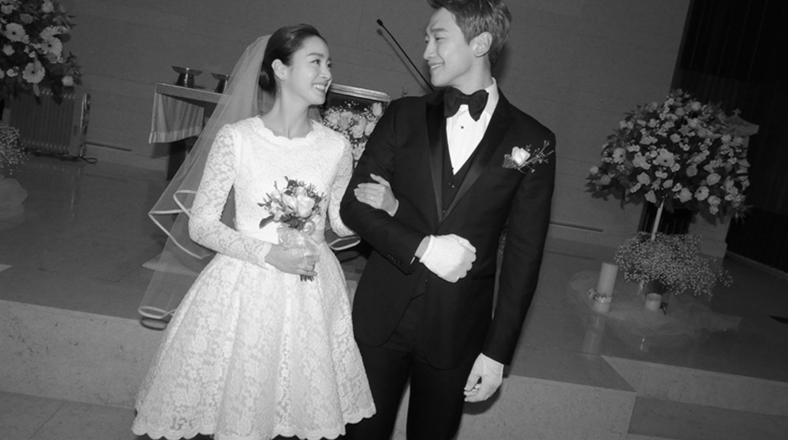 So kè váy cưới tứ đại mỹ nhân Hàn: Song Hye Kyo thất thế dù chơi lớn, Son Ye Jin đẹp không điểm trừ - Ảnh 8.